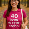 40 éves és egyre szebb feliratú női póló, természetes környezetben, őszi hangulatban.