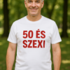 50 és szexi feliratú fehér póló férfiaknak, természetes környezetben.