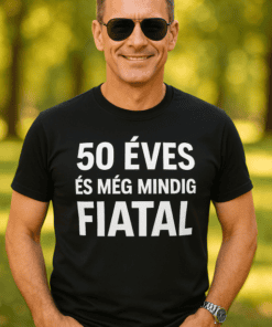 50 év feletti férfi napsütéses parkban, stílusos és boldog.