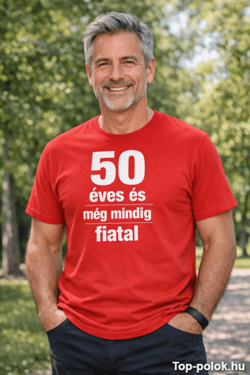 50 éves és még mindig fiatal feliratú férfi póló, szabadban, mosolygós, természetes környezetben.