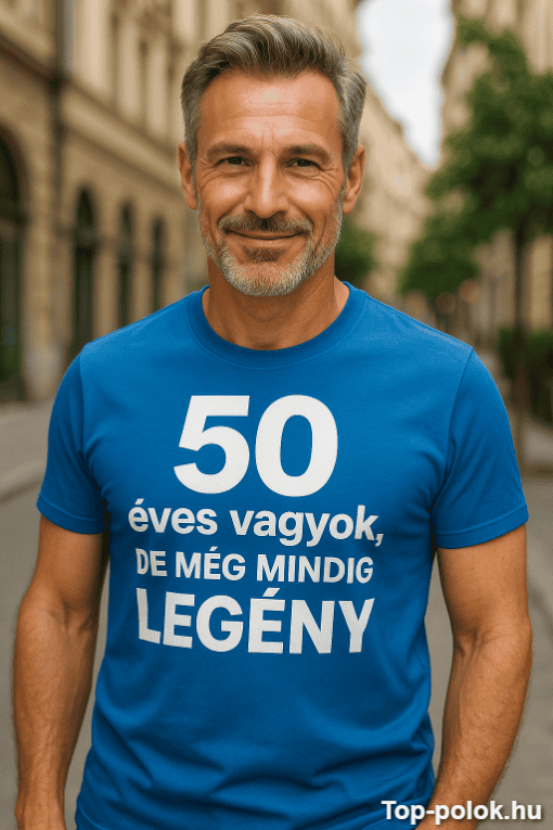 50 éves vagyok, de még mindig legendás feliratú kék póló férfi portréja városi környezetben.