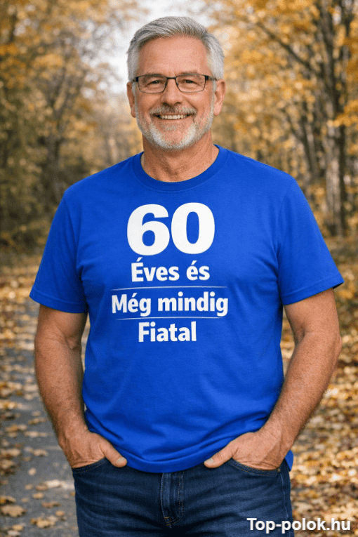 60 év feletti férfi sportos póló, természetes őszi háttérrel.