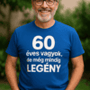 60 éves vagyok, de még mindig legendás feliratú kék póló férfi portré.