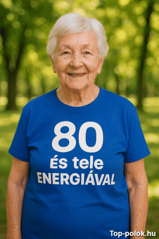 80 éves nő sportos pólóban, természetes parkban, boldog és energikus életmód.