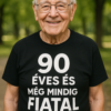 90 éves és még mindig fiatal feliratú férfi póló, természetes park háttérrel.