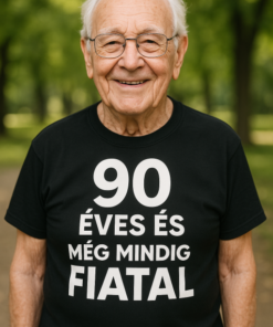 90 éves és még mindig fiatal feliratú férfi póló, természetes park háttérrel.
