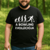 Bowling evolúciója feliratos férfi póló, szabadban, zöld erdő háttérrel.