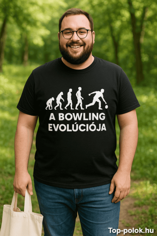 Bowling evolúciója feliratos férfi póló, szabadban, zöld erdő háttérrel.