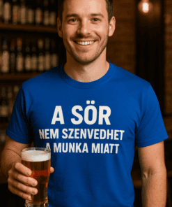 Barátságos férfi sörrel a kezében, kocsmában, kék pólóval, magyar szöveggel.