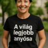 A kép alt szövege: Anyuka mosolyogva áll parkban, fekete pólón "A világ legjobb anyósa" felirattal.