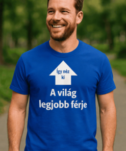 Férfi mosolygós modell kék pólóval, természetes környezetben, reklámképen.
