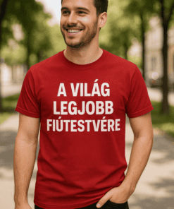 Fiatal férfi mosolyogva, piros pólón, világ legjobb testvér felirattal, parkban.