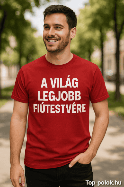 Fiatal férfi mosolyogva, piros pólón, világ legjobb testvér felirattal, parkban.