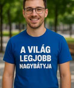 Fiatal férfi mosolyog, kék pólóval, parkban, környezetbarát háttérrel.