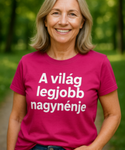 Női modell mosolyogva, zöld parkban, színes pólóban, "A világ legjobb nagymamája" felirattal.