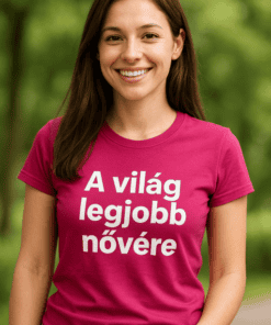 Széles körű, boldog nő portré zöld természetes háttérrel, mosolyogva.