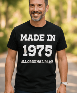 Fedezd fel a stílusos "Made in 1975" férfi pólót, tökéletes ajándék és divatos viselet.