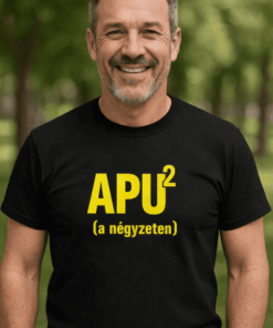 Férfi mosolygós, fekete APU² póló a természetben, színes háttérrel.