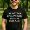 Vicces fekete póló férfiaknak, alvás témájú szöveggel, szabadban, napsütéses parkban.