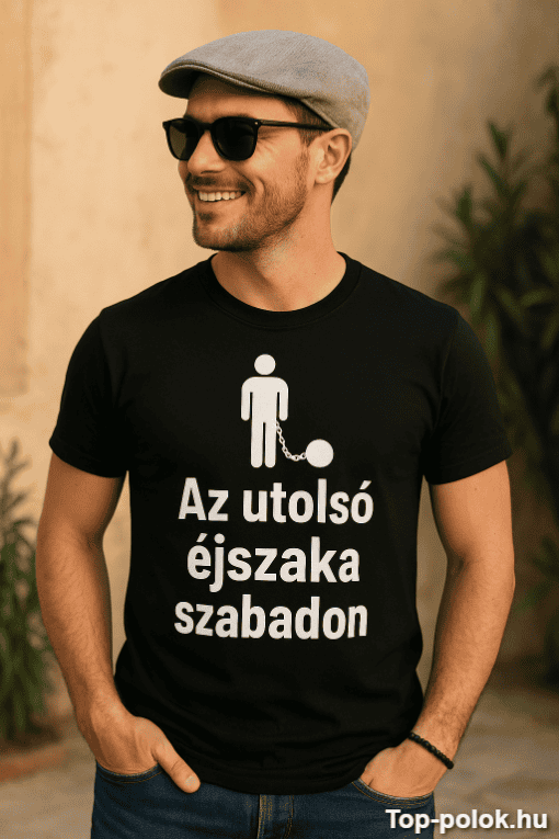 Férfi mosolygós modell napsütéses környezetben, napszemüvegben, fekete pólón, felirattal.