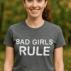 Balesetmentes női póló, "Bad Girls Rule" felirattal, ideális divatos viselet.