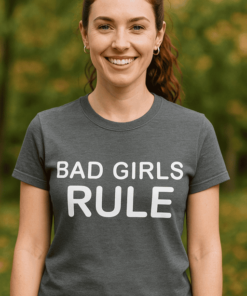 Balesetmentes női póló, "Bad Girls Rule" felirattal, ideális divatos viselet.