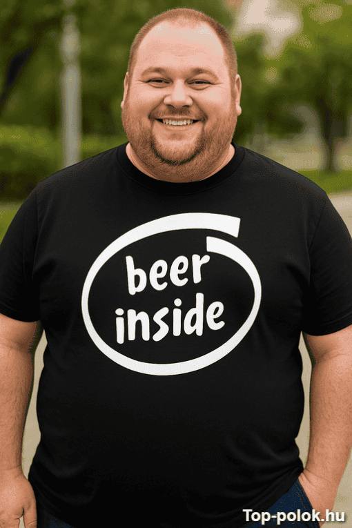 Félig nyitott sörösüveg a kezében, boldog férfi a természetben.