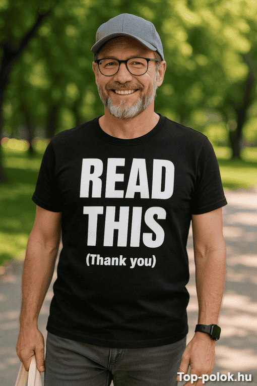 Főnök férfi olvasó szemüvegben parkban, nyári napfényben, boldog mosollyal, szürke sapka, fekete pól.