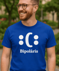 Sértetlenül boldog férfi kék pólóban, bipoláris szindróma felirattal, parkban, napsütéses napon.