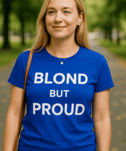 Blond nő boldog, kék pólóval, parkban, természetes fényben.