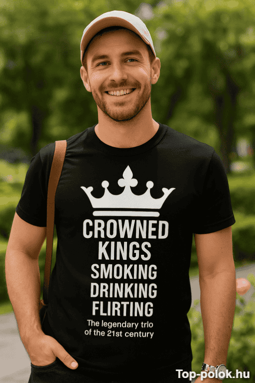 Barátságos fiatal férfi parkban, napsütéses időben, fekete pólóval és sapkával.