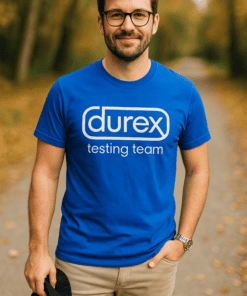 Durex tesztelő csapat tagja, barátságos férfi az őszi parkban, kék pólóban.
