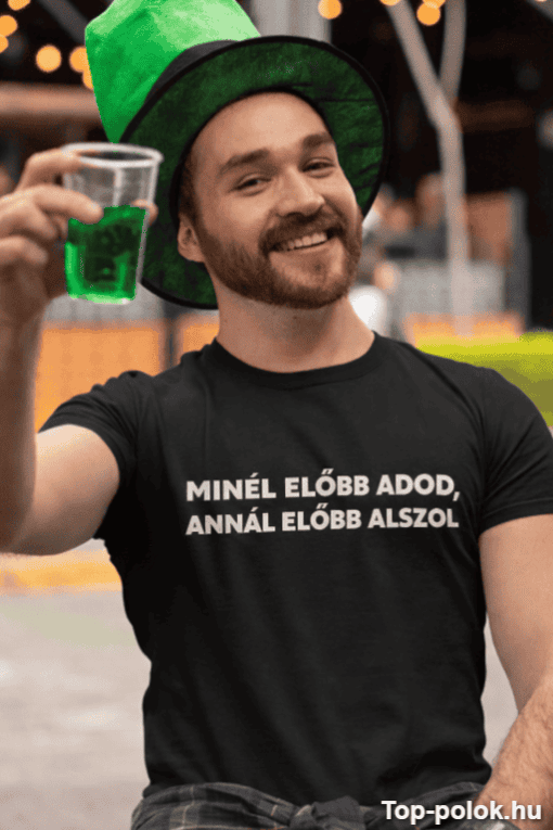 Bögrés férfi ünnepi ruhában, zöld sörös pohárral, szórakoztató hangulatban.