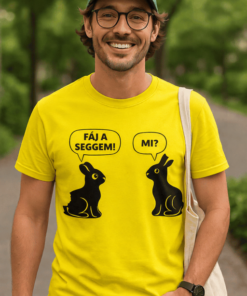 Férfi mosolygós, színes pólóval, természetes környezetben, barátságos megjelenés.