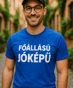 FŐÁLLÁSÚ JÓKÉPŰ férfi mosolyog utcai háttérrel, kék pólóban.