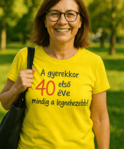 Fiatal nő mosolyogva, zöld parkban, sárga pólóban, 40. születésnapos felirattal.