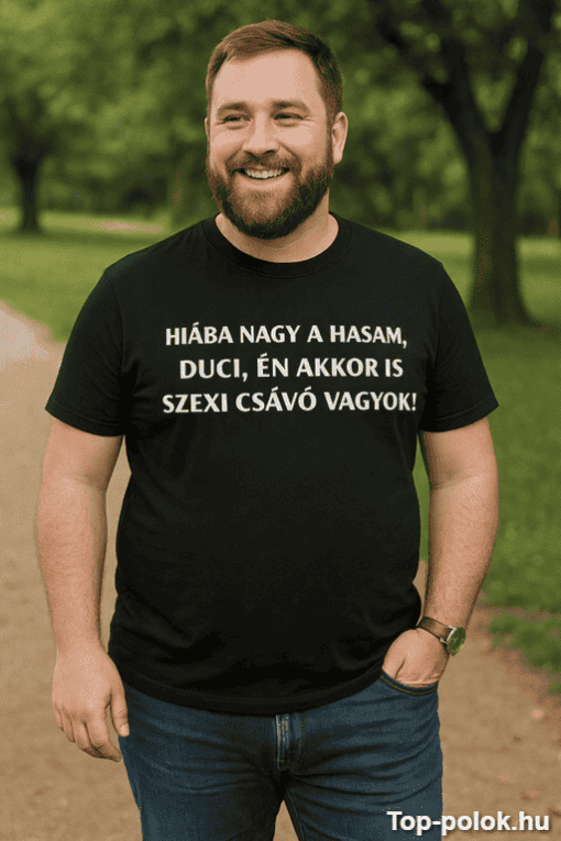 Hím férfi a parkban, vicces feliratos pólóval, természetes környezetben.