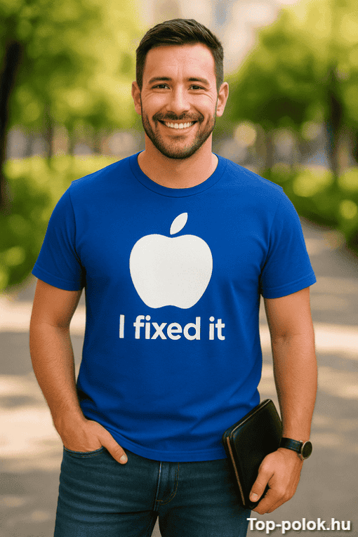 Az ALT címke: Fiatal férfi mosolyogva, kék pólóban, "I fixed it" felirattal, parkban.