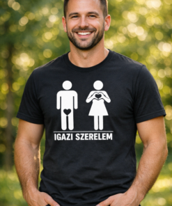 Szabadtéri parkban mosolygó férfi fekete pólóban, "Igazi szerelem" felirattal.