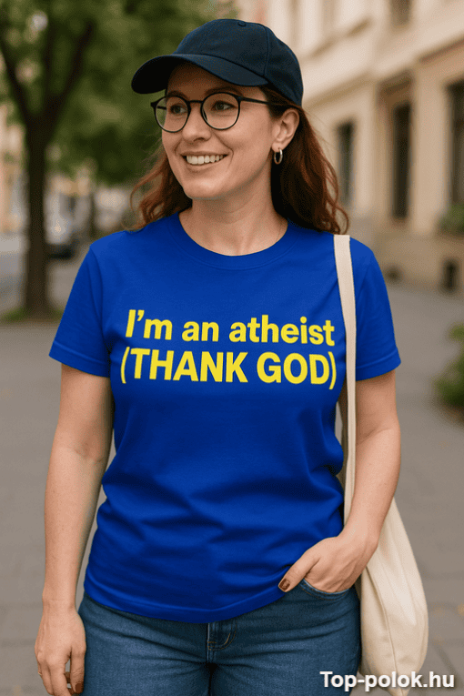 Szabadtéri kép egy mosolygó nővel, aki kék pólót visel, "I'm an atheist (THANK GOD)" felirattal.