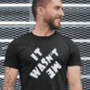 Fekete póló "It Wasn't Me" felirattal, modern streetwear stílusban.