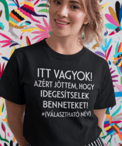 Vicces póló Itt vagyok választható névvel