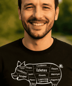 Széles mosolyú férfi portré, természetes háttérrel, jó hangulatban.