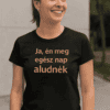 Egész nap aludnék feliratú női póló, kényelmes viselet, mindennapi ruházat, relaxáció, pihenés, stíl.