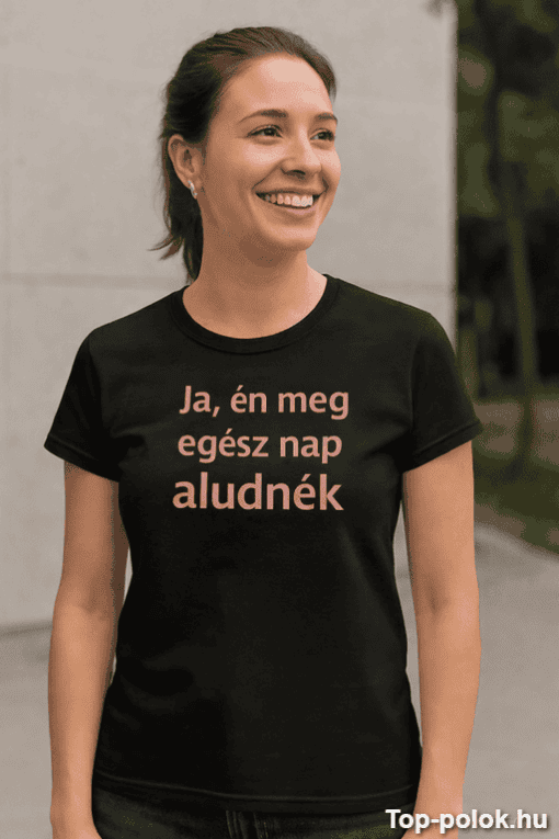 Egész nap aludnék feliratú női póló, kényelmes viselet, mindennapi ruházat, relaxáció, pihenés, stíl.