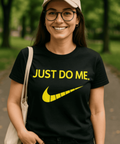 Nike "Just Do Me" póló, fiatal nő, parkban, természetes fényben, divatos és sportos megjelenés.