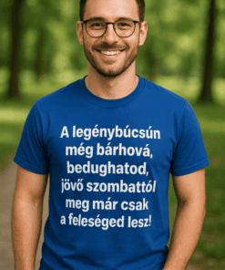 Azonosítatlan férfi mosolyog, zöld parkban, kék pólón, ami boldogságot és pozitív üzenetet közvetít.