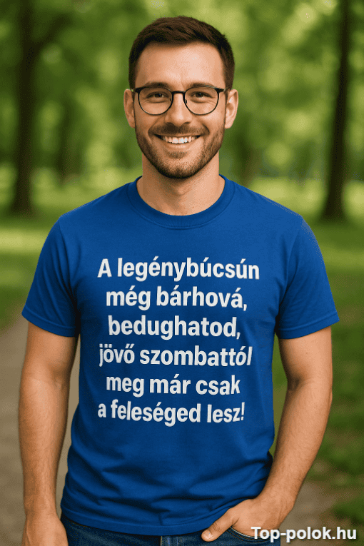 Azonosítatlan férfi mosolyog, zöld parkban, kék pólón, ami boldogságot és pozitív üzenetet közvetít.