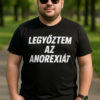 Főnök férfi fekete pólóval, napszemüvegben, parkban, humoros üzenettel.