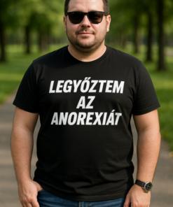 Főnök férfi fekete pólóval, napszemüvegben, parkban, humoros üzenettel.